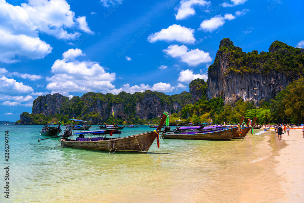 Obraz premium Long tail boats and rocks on Railay beach west, Ao Nang, Krabi,