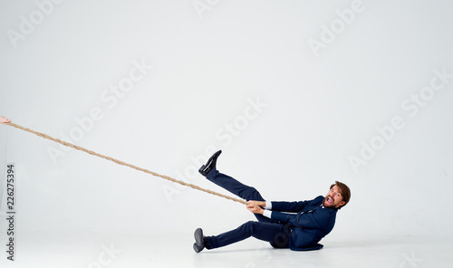 Tableau sur toile man lies on the floor and pulls the rope
