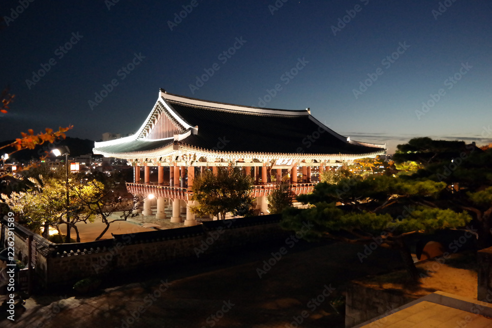 Obraz premium Chokseongnu Pavilion