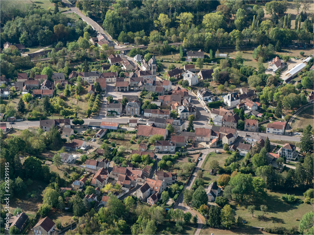 Vue aérienne du village de Voutenay-sur-Cure dans l'Yonne en France