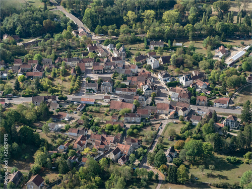 Vue a  rienne du village de Voutenay-sur-Cure dans l Yonne en France