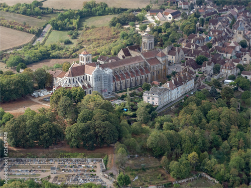 Vue aérienne de Vézelay et de sa basilique dans l'Yonne en France