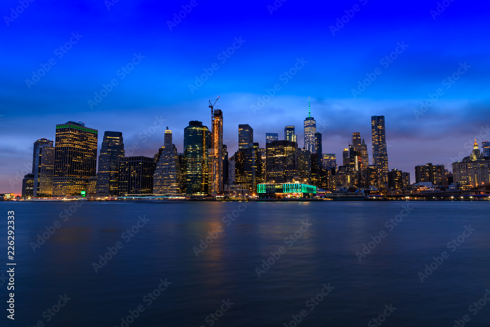 Vue de nuit de Manhattan depuis Brooklyn, New York, Etats-Unis