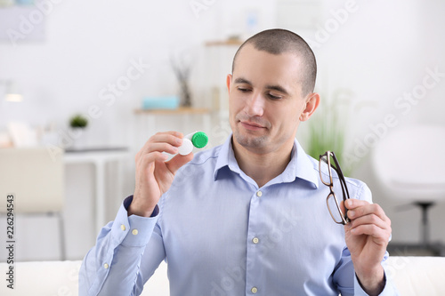 Young man holding contact l...