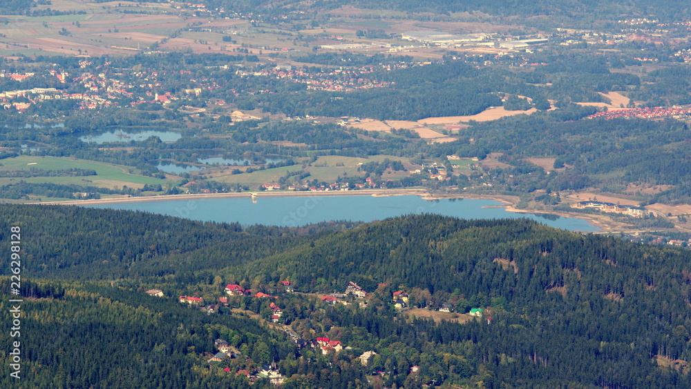 Zbiornik Sosnówka widziany ze szczytów Karkonoszy, zalew wodny u podnóża gór