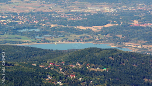Fototapeta Naklejka Na Ścianę i Meble -  Zbiornik Sosnówka widziany ze szczytów Karkonoszy, zalew wodny u podnóża gór