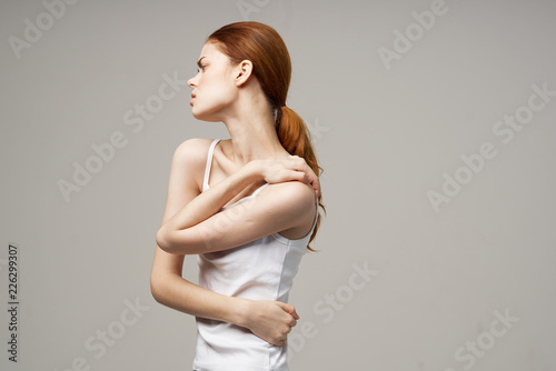woman holding on to her shoulder
