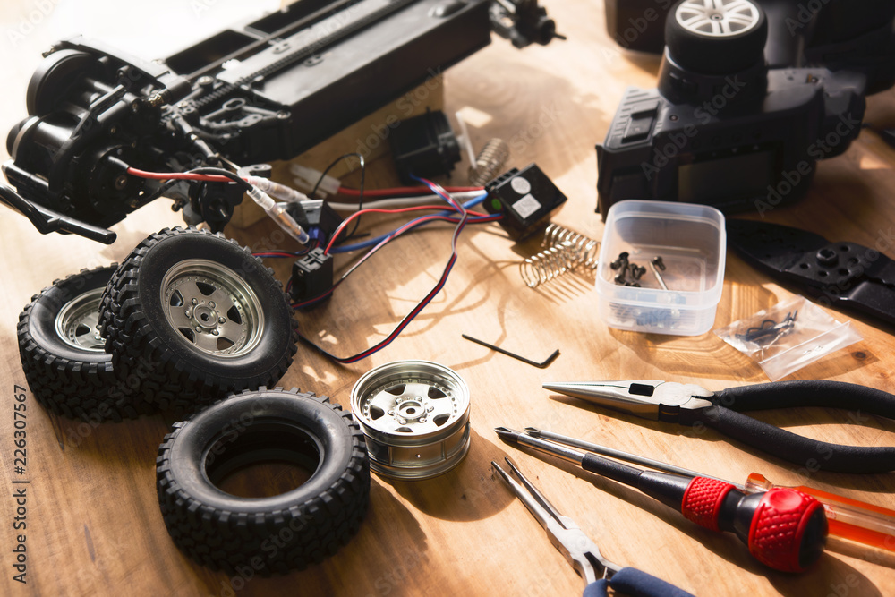 Building model cars. Radio control car assembly scene, RC car assembly on  wooden work desk and tools. Natural lighting. foto de Stock | Adobe Stock