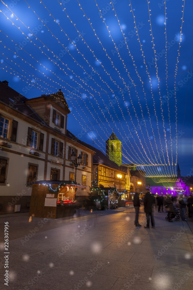 Vue nocturne sur le marché de Noël de Rosheim en Alsace