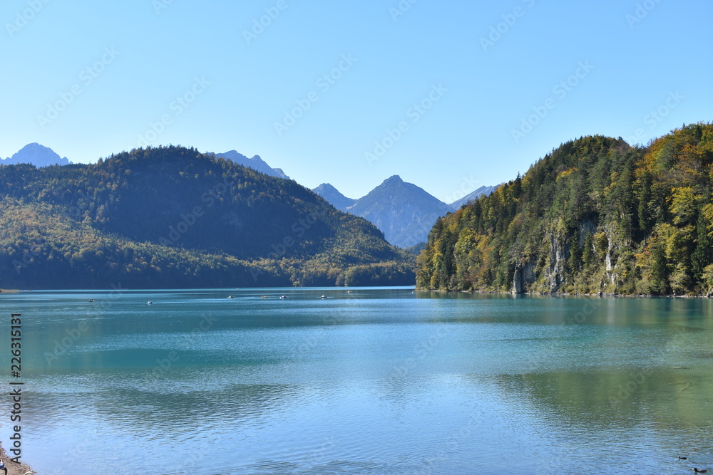 Landschaft von See mit Bergen; Spiegelung; blauer Himmel