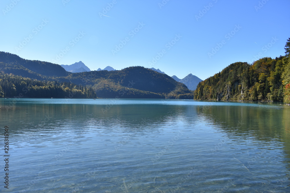 Landschaft von See mit Bergen; Spiegelung; blauer Himmel