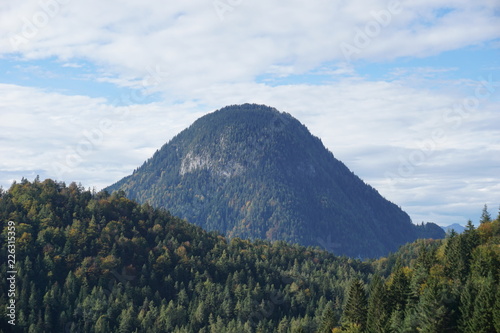 runde Bergkuppe, dicht bewachsen mit Wäldern photo