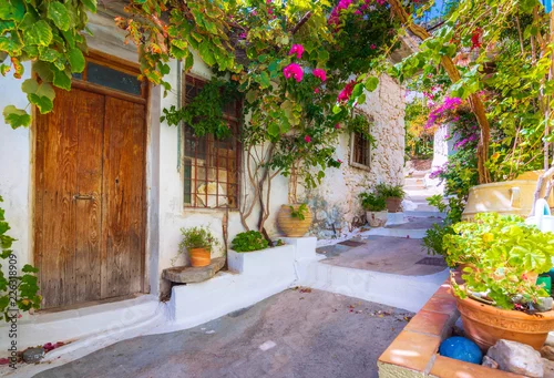 Obraz Wąska ulica w starej wiosce Kritsa, Crete, Grecja