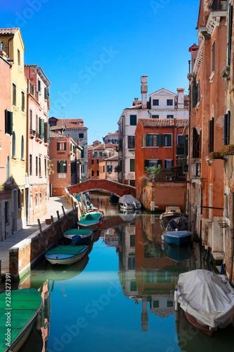 Obraz tradycyjny kanał wenecki z mostu i historycznych starych domów, Włochy