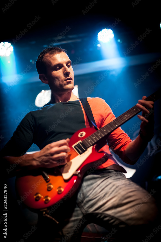 Obraz premium Band performs on stage in a nightclub