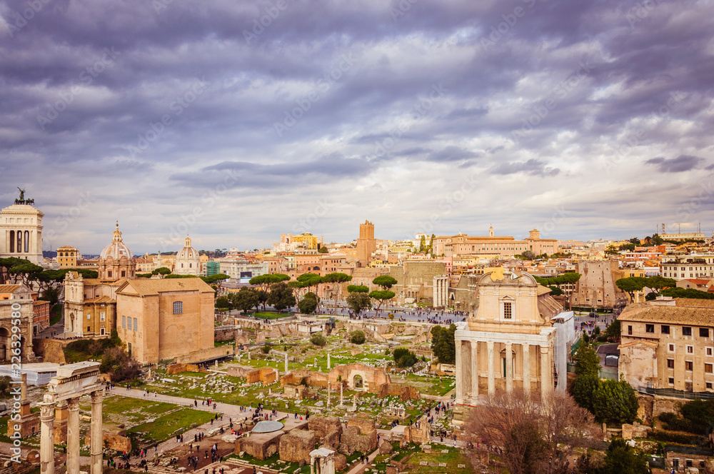 Obraz premium Afternoon panorama of Roman forum under dramatic cloudy sky