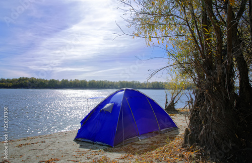 Obraz na płótnie Autumn morning landscape, tent on the river bank w salonie