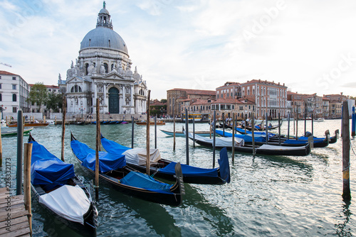 Gondeln vor Basilica di Santa Maria della Salute  Canal Grande  Venedig © Barbara Essl
