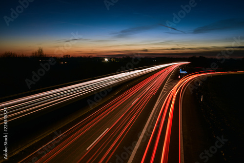 Langzeitbelichtung in der Nacht auf der Autobahn in Deutschland