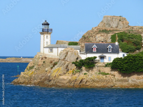 Phare et maison sur l'île Louët à Carantec, en Bretagne (France) photo