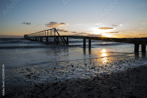 Steg vor Sonnenuntergang am Strand