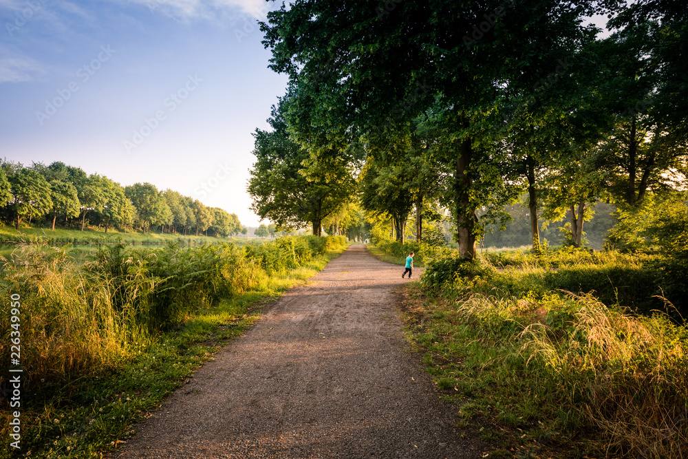 Kind spaziert am Dortmund-Ems Kanal in Münsterland in Deutschland