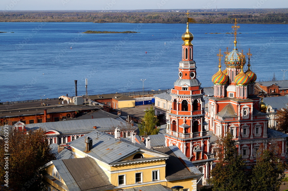 Obraz premium Nizhny Novgorod. Church of the Blessed Virgin Mary аgainst the background of the river Volga. 