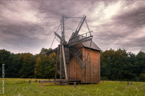 Un ancien moulin à vent en bois. 