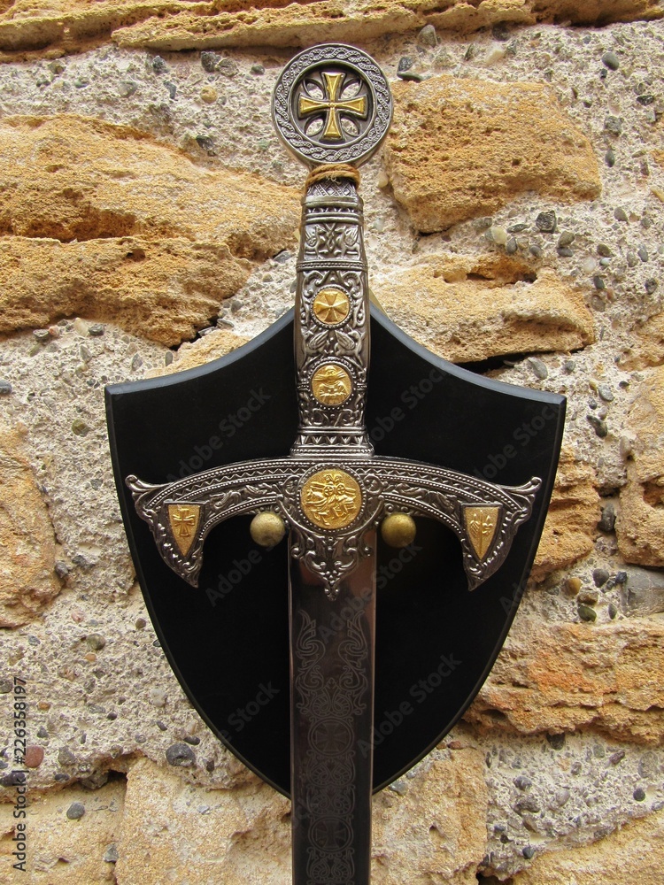 Empuñadura de espada templaria con soporte de pared. foto de Stock | Adobe  Stock