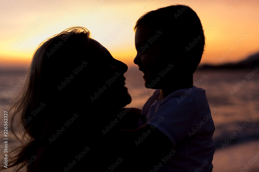 Glückliche Familie am Strand beim Sonnenuntergang