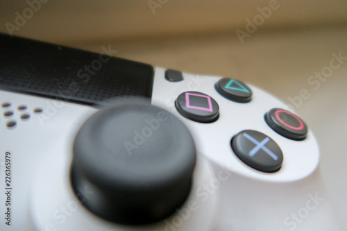 Videospielcontroller weiß tasten kreuz kreis x photo