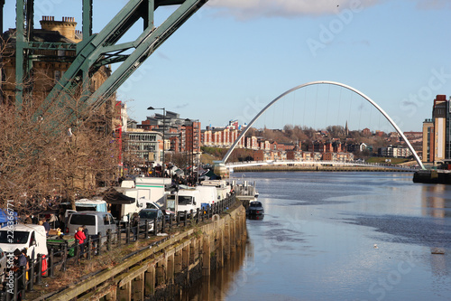 Tableau sur toile The Tyne and Millennium bridges of Newcastle-Upon-Tyne with the busy sunday mark