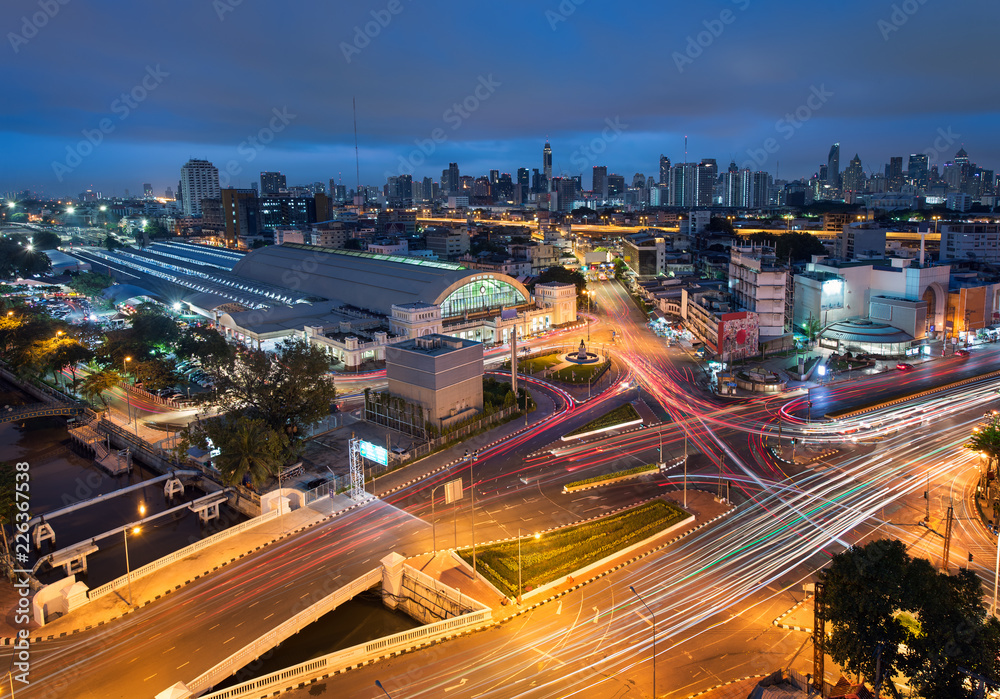 Naklejka premium Cityscape view of Bangkok Railway Station or Hua Lamphong Railway Station at night, Thailand