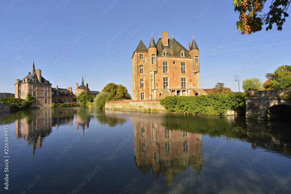 Château de Bellegarde (45270) et ses reflets, département du Loiret en région Centre-Val-de-Loire, France