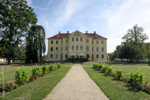 altes herrschaftliches Schloß Palais barockgarten zabeltitz sommer sonne herbst photo