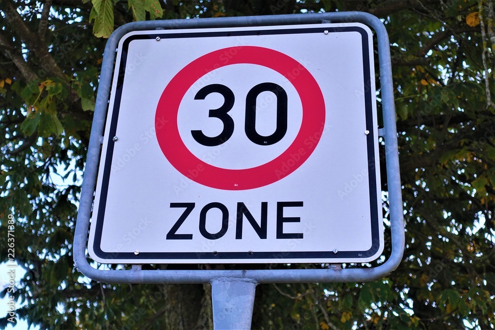 Verkehrsschild 30er Zone StockFoto Adobe Stock