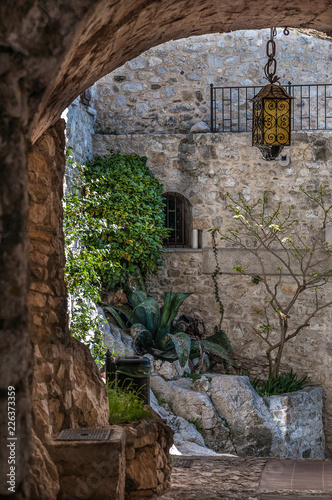 Wallpaper Mural Rincón pintoresco en una calle de Saint Paul de Vence, pueblo de la Provenza, Francia Torontodigital.ca