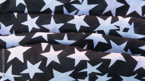 Tela negra con estrellas con pliegues para fondos de textura para productos, regalos, fiestas, felicitaciones, navidad