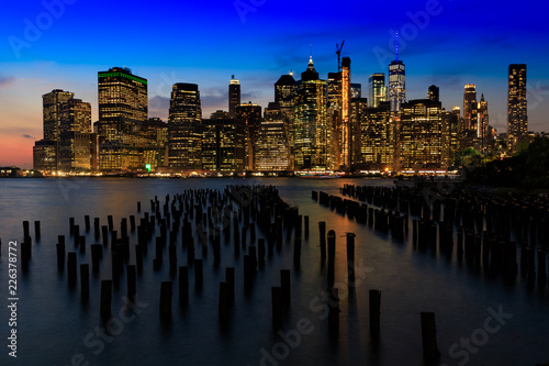 Obraz na płótnie Vue de nuit de Manhattan depuis Brooklyn, New York, Etats-Unis w salonie