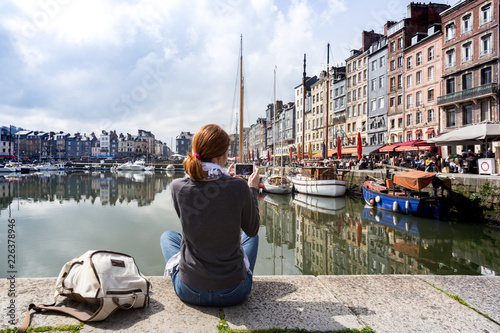 Canvas Print girl taking a shot of Honfleur harbor