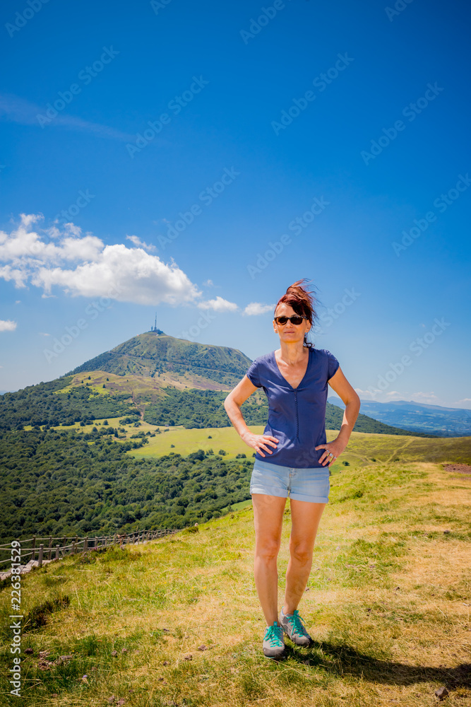Fototapeta premium Femme en Randonnée au Puy Pariou en Auvergne
