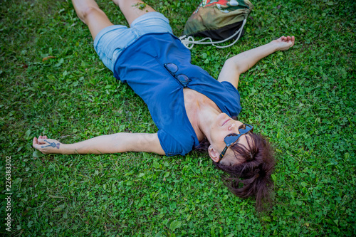 Femme dans les jardin du Château Dauphin à Pontgibaud photo