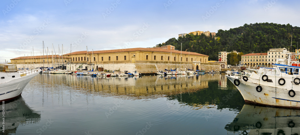 Il porto di Ancona con il Lazzaretto