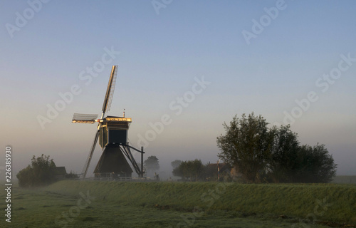 Wingerdse windmill near Oud-Alblas photo