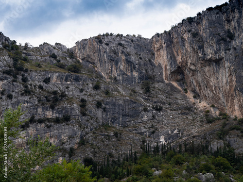 Arco, Felswand zwischen dem Burgfelsen und dem Colodri mit dem Klettersteig Sentiero del Arco