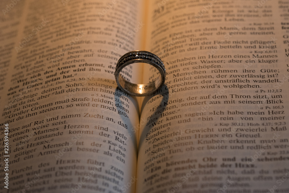 Fototapeta premium Liebe, heiraten, Bibel, Verlobung, Hochzeit, Ring, Hochzeitsring, Verlobungsrind, Kirche, kirchliche Trauung, klingeln, herz, 