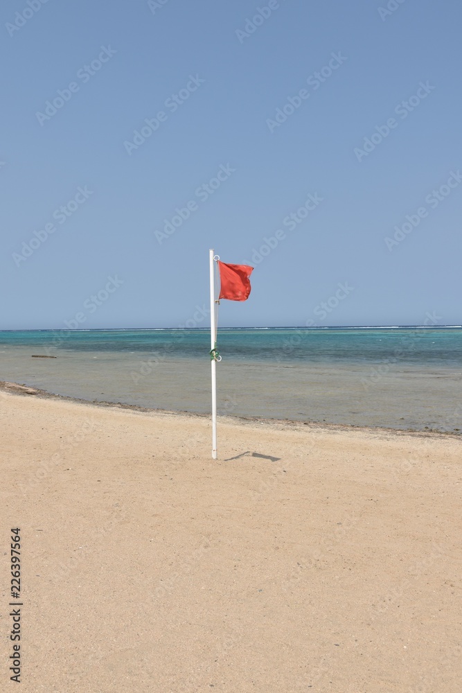 Kolorowe flagi na plażach