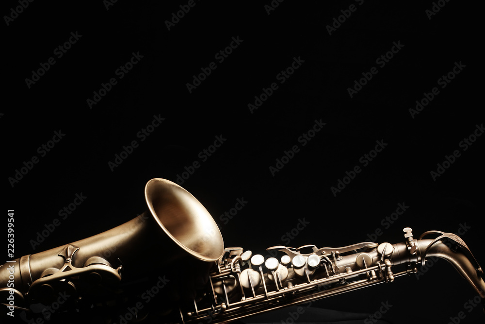 Fototapeta premium Saksofonowe instrumenty jazzowe. Saksofon altowy na białym tle