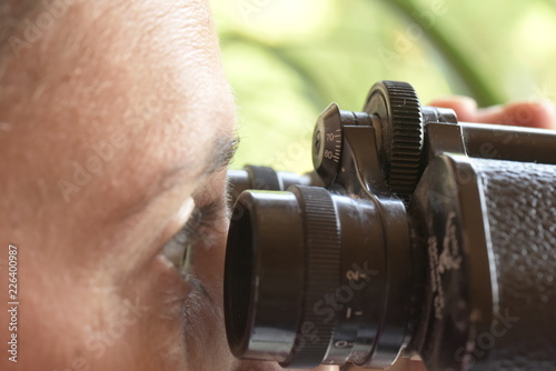 Fernglas, mit dem Fernglas beobachten, close up, spionieren, Voyeurismus, voyeuristische Ader, spannen, Spanner, neugierde, neugierige Nachbarn, Nachbarn,  photo