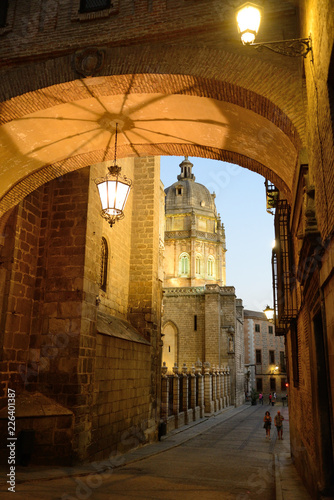Toledo, Spain - September 24, 2018: Street of the Arch of Palace next to the tower of the Santa Iglesia Catedral Primada de Toledo. © Julián Maldonado